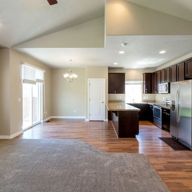 Building Photo - 1848 Woodview Dr W