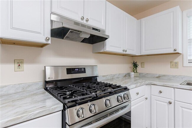 Building Photo - 1248 Falling Water Dr
