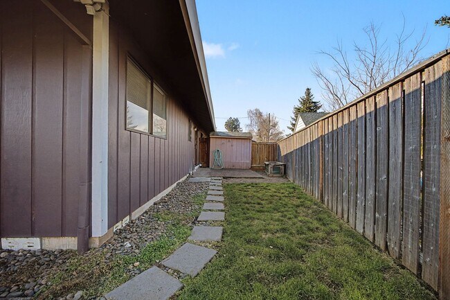 Building Photo - BRUSS01