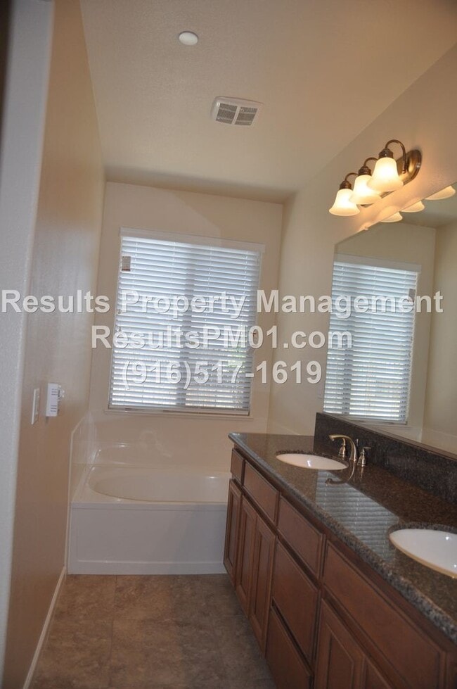 Building Photo - Newer Home in Roseville Gated Community - ...