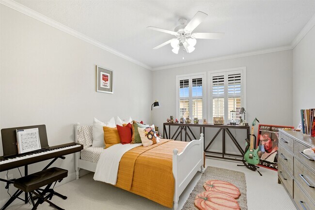 Building Photo - 1044 Memorial Village Dr