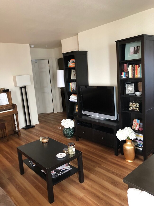 Building Photo - 1 Bedroom 1 Bathroom Condo