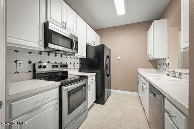 Building Photo - 7990 Baymeadows Cir E