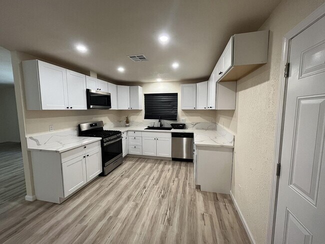 Building Photo - 3021 Farris Ave