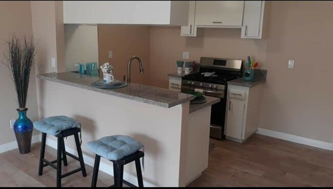 Building Photo - 9146 Somerset Blvd