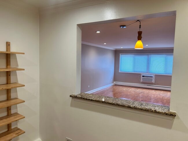 Building Photo - 677 S River Rd