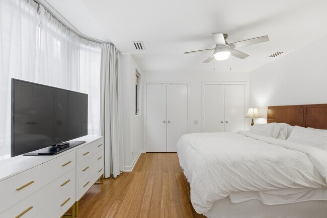 Building Photo - 222 S Racine Ave