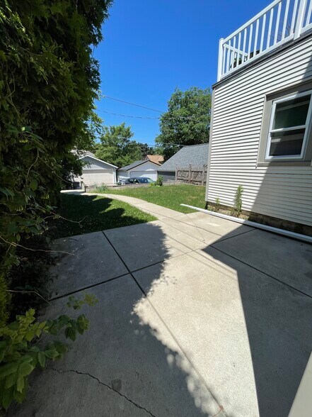 Building Photo - 3235 S Indiana Ave