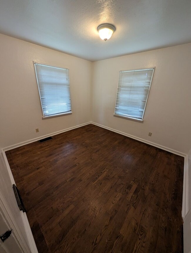 Building Photo - Quaint 2 Bedroom in Navy Yard City - TONS of Extra Space! Available Now!