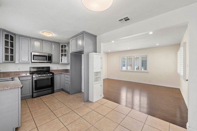 Building Photo - 10823 McVine Ave