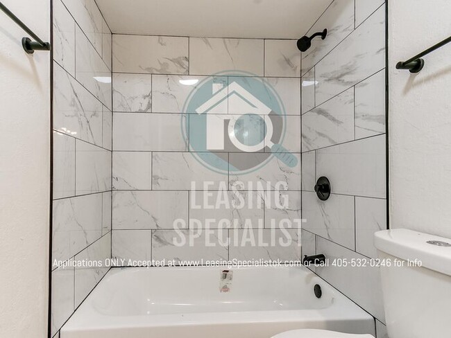 Building Photo - Adorable Norman 3 Bed 1.5 Bath House!