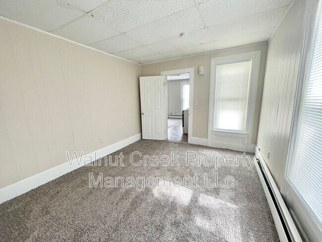 Building Photo - 870 S Main St