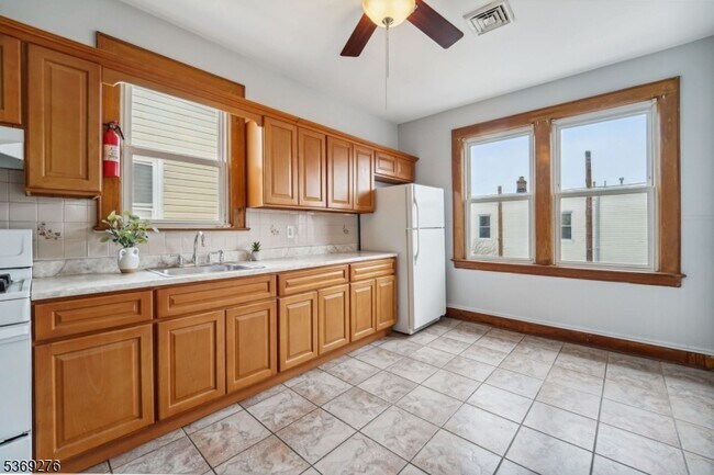 Primary Photo - 410 E Kinney St