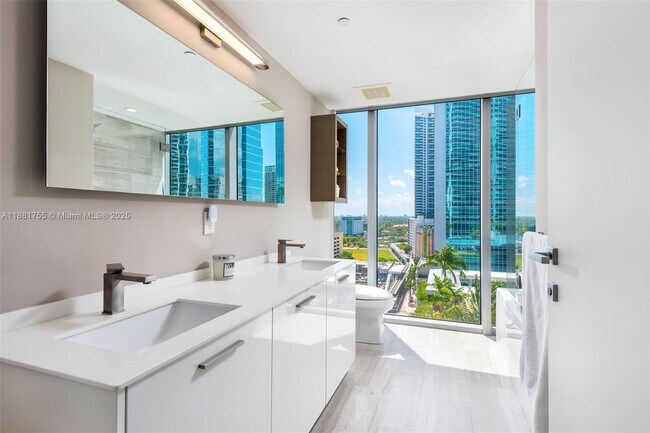 Building Photo - 1300 Brickell Bay Dr