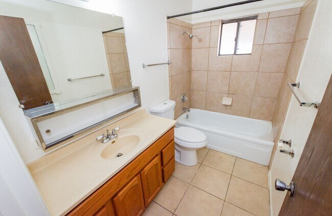 Building Photo - Charming Cul De Sac Home with Fireplace, Central A/C & Garage!