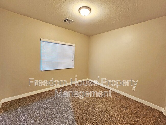 Building Photo - 1111 Sixshooter Ave