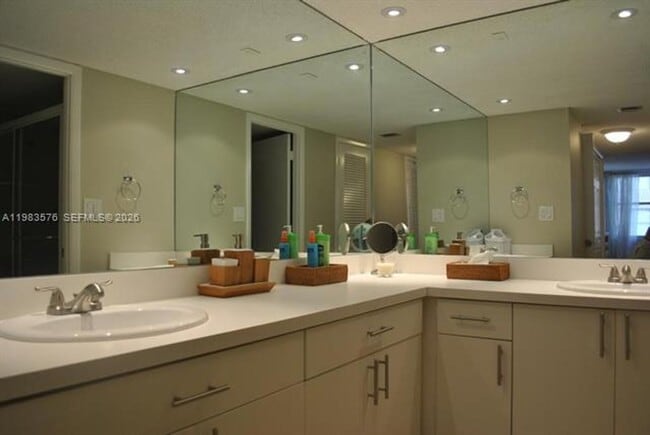 Building Photo - 6039 Collins Ave