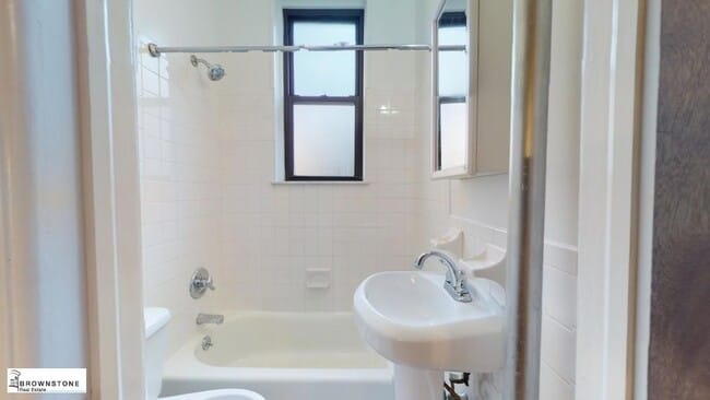 Building Photo - 505 Henry St