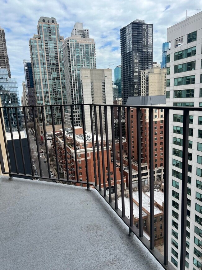 Building Photo - 70 W Huron St