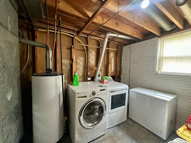 Building Photo - 2416 Towne House Dr NE