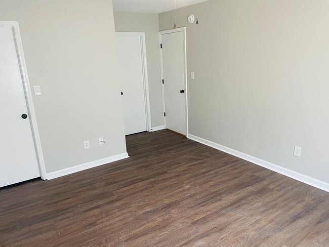 Building Photo - Spacious Duplex just north of I10 and Monroe