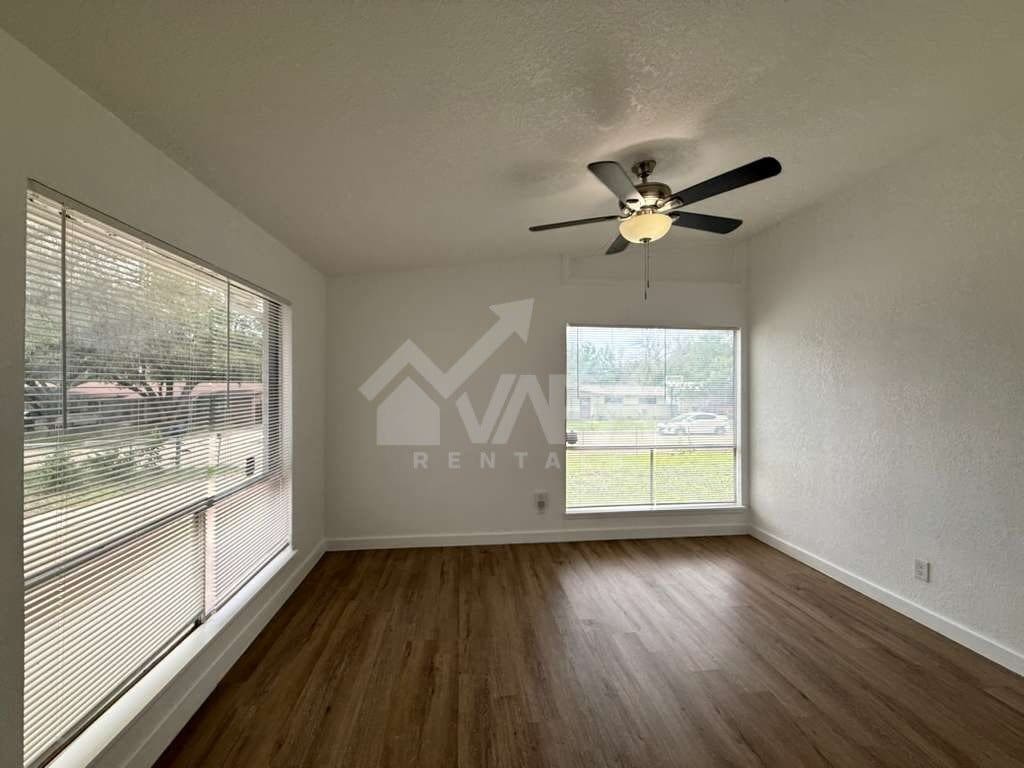 Building Photo - 518 Jamaica Dr