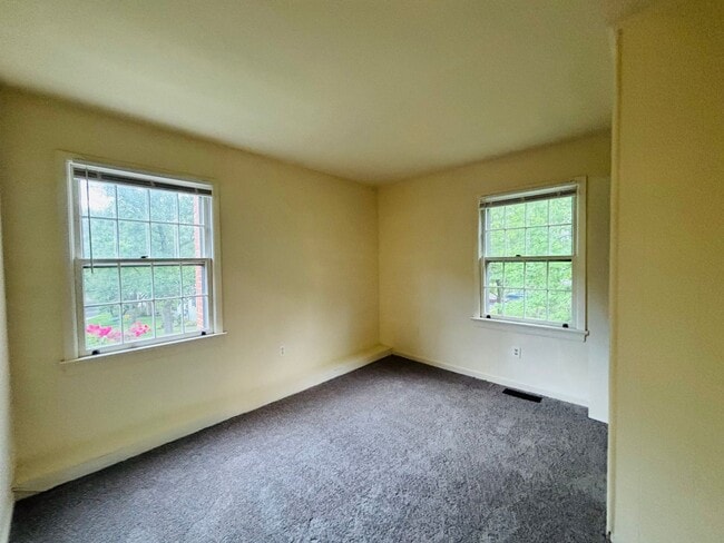 Building Photo - 3 Bedroom 2.5 Bath Townhouse