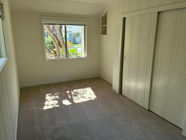 Building Photo - 221 Brookside Dr