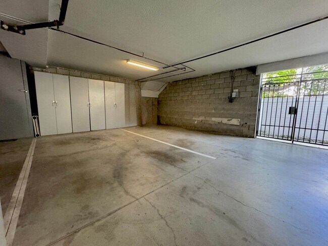 Building Photo - Modern 2-Bed, 2-Bath Residence in Prime West Hollywood