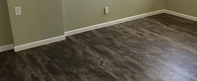 Building Photo - Available August 1, 2026 - 4BR 2BA next to Cascades Gold Course