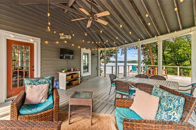Building Photo - 9598 Riviera Dr