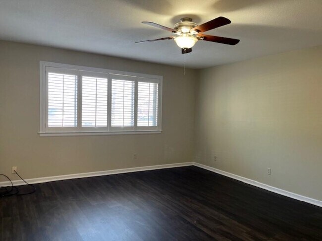 Building Photo - 4400 Poplar Ave