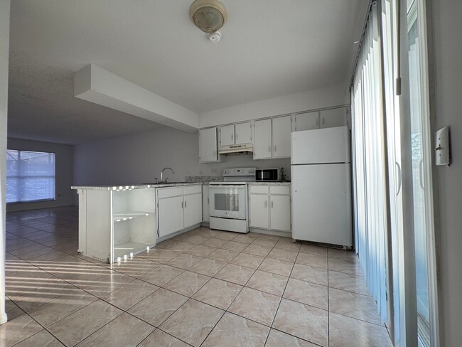 Building Photo - 2 BEDROOM 1 BATH CONDO FOR RENT   / Villa ...