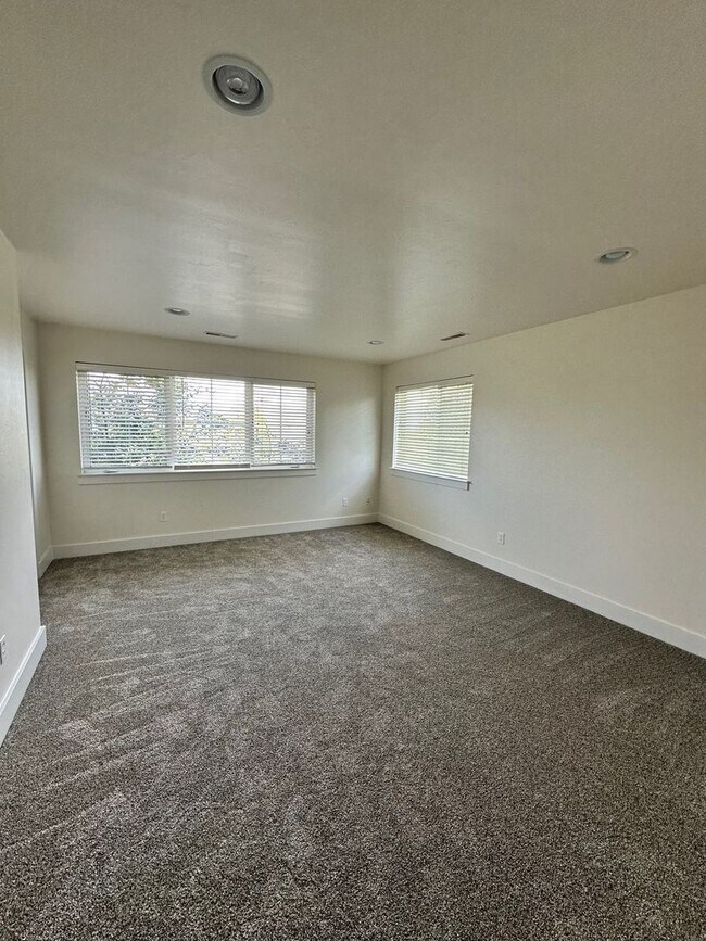 Building Photo - Beautiful 4 bedroom townhome
