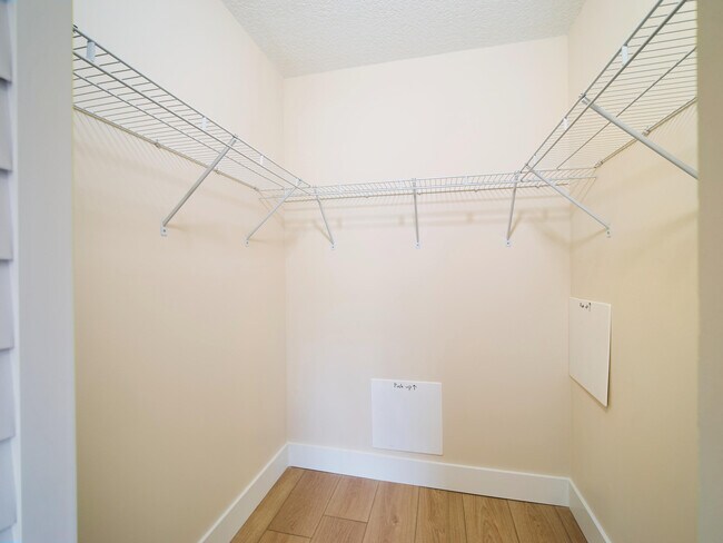 Building Photo - 1101 Pinecrest Cir