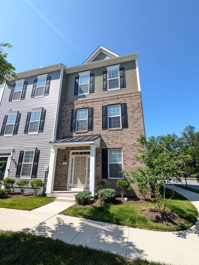 Primary Photo - END UNIT newer build in ideal Frederick lo...