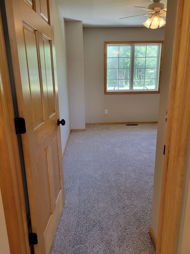 Building Photo - 3 Bedroom Townhouse - Middle Unit
