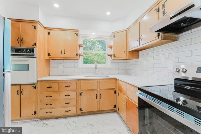 Building Photo - 10914 Woodhaven Dr