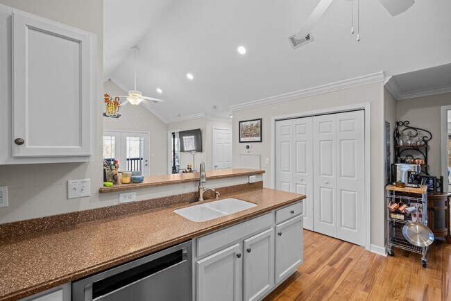 Building Photo - 433 Harts Cove Way