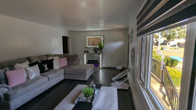 Building Photo - Welcome to this gem located in the heart o...