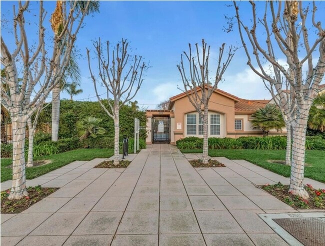 Building Photo - Remodeled 4-Bedroom 3-Bathroom House in Sa...