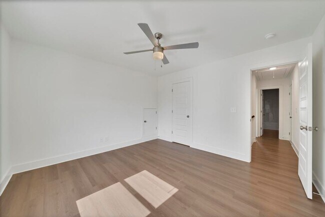 Building Photo - Spacious 3 Bedroom House with Primary Suite on Main Level