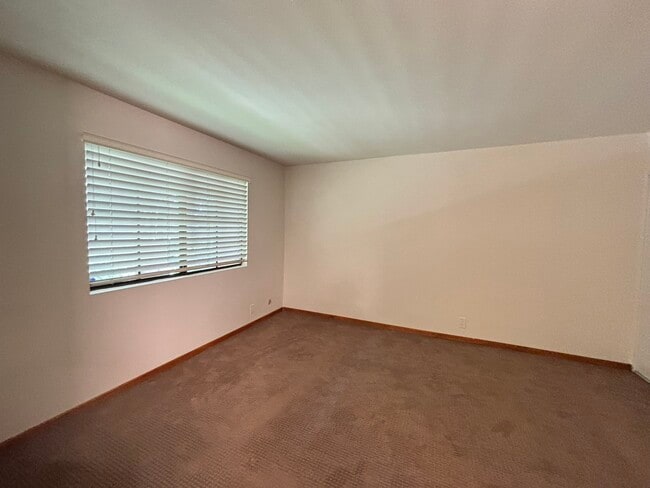 Building Photo - 8860 Villa La Jolla Dr