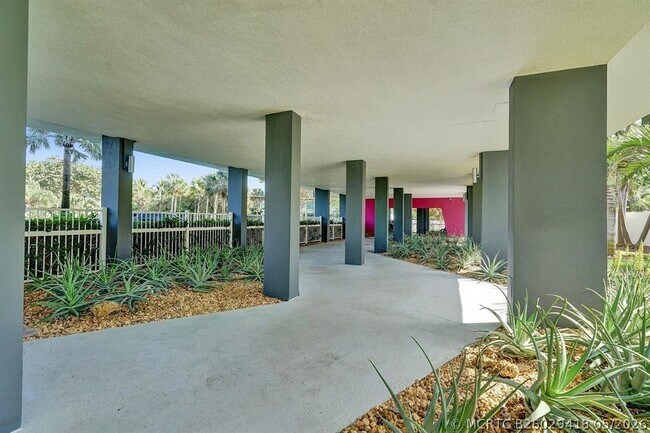 Building Photo - 2840 N Ocean Blvd