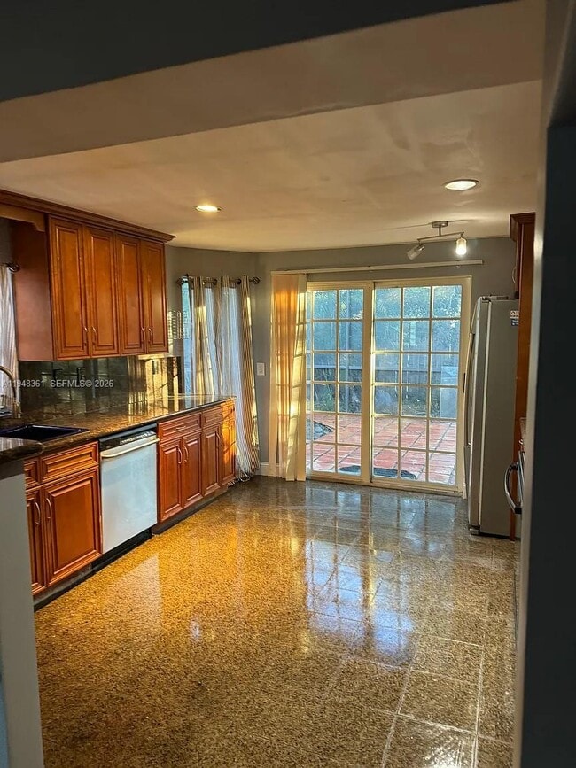 Building Photo - 812 SE 14th Ct