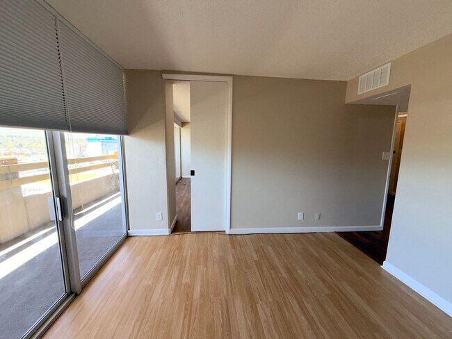 Building Photo - Reno Highrise Condo - Mountain & City Views