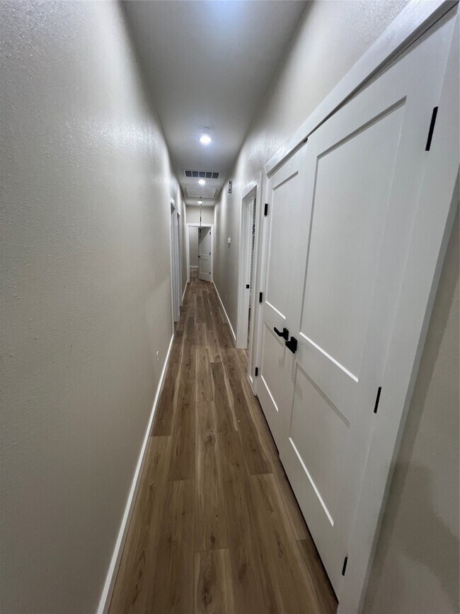 Building Photo - 5325 Kenilwood Dr