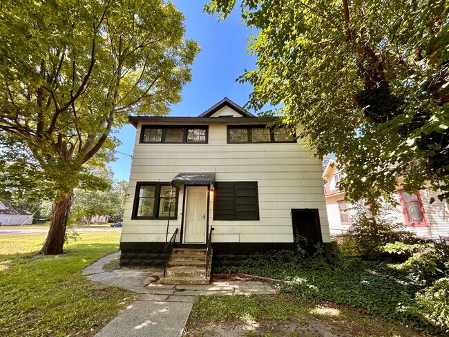 Building Photo - 1600 7th St