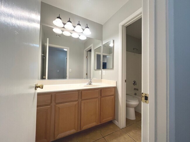 Building Photo - 1847 sq ft, 2 story, 4 Bedroom, 2 1/2 bath, 2 Car Garage home in the Vibrant city of Las Vegas.