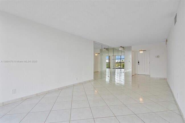 Building Photo - 600 Parkview Dr